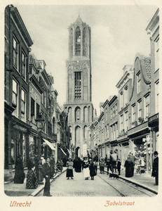 2835 Gezicht in de Zadelstraat te Utrecht met op de achtergrond de Domtoren.